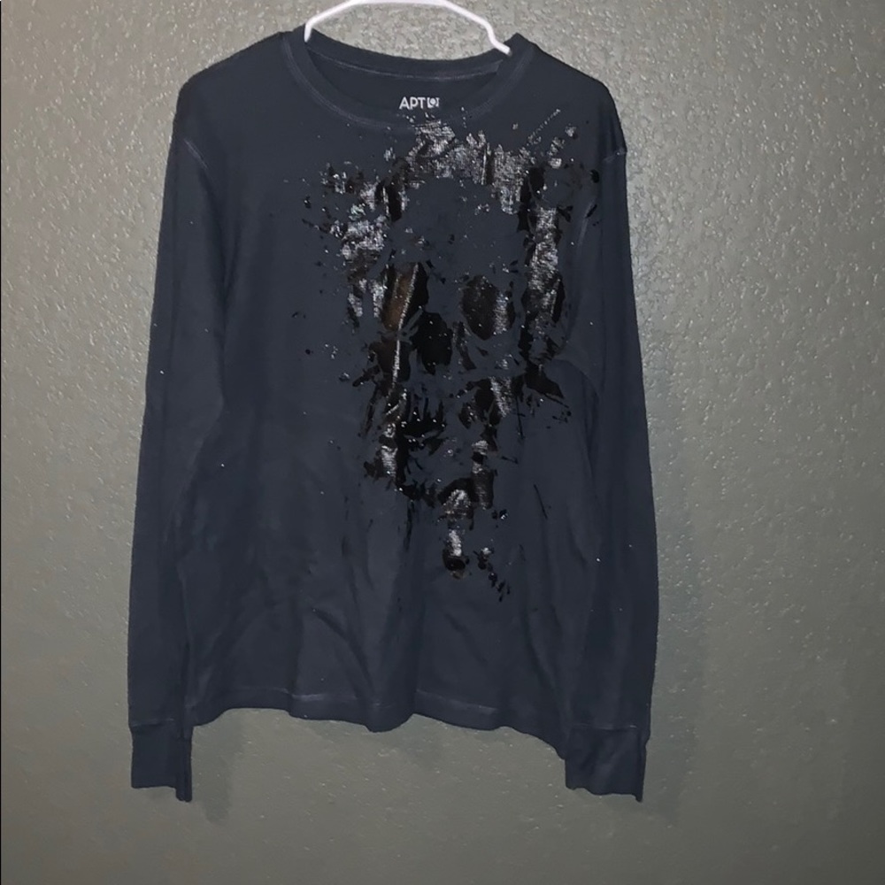 Long sleeve skull T-shirt.